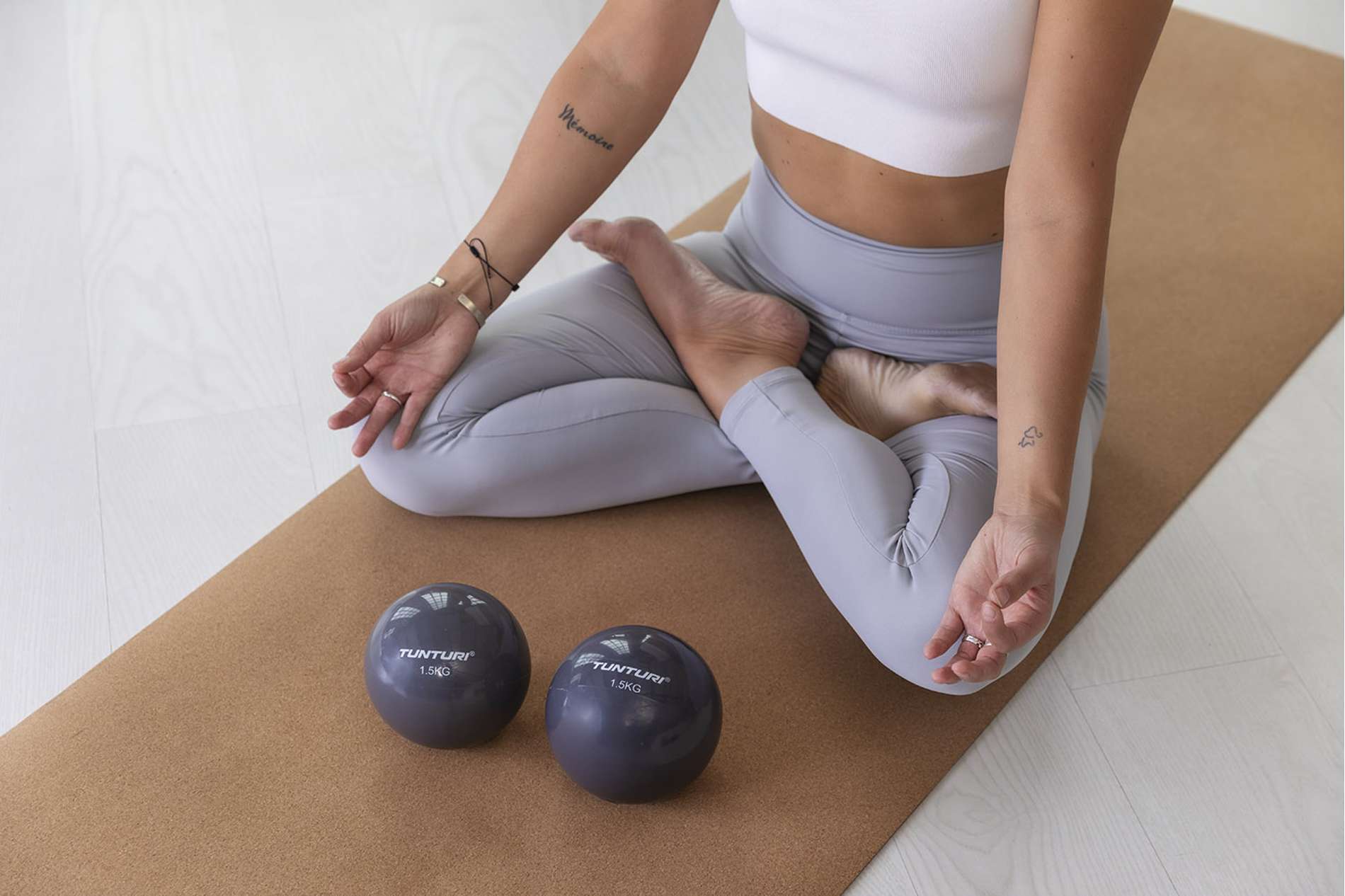 Võimlemispall TUNTURI Yoga Toningball 1.5kg, antratsiit - Image 7